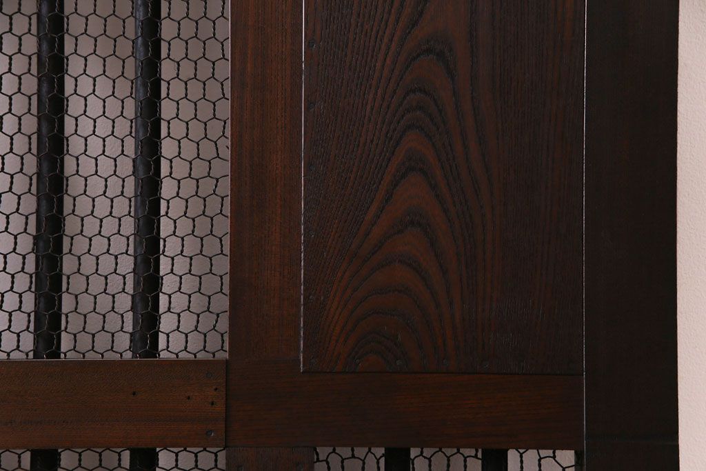 和製アンティーク　総ケヤキ材　重厚な佇まいが存在感を放つ鉄格子蔵戸(引き戸、建具、玄関戸)(R-030454)