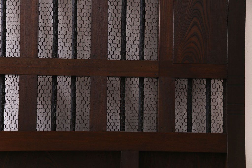 和製アンティーク　総ケヤキ材　重厚な佇まいが存在感を放つ鉄格子蔵戸(引き戸、建具、玄関戸)(R-030454)