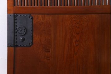 和製アンティーク　漆塗り　縦桟と金具が目を引く蔵戸(引き戸、建具、玄関戸)(R-030456)
