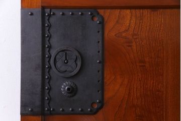 和製アンティーク　漆塗り　縦桟と金具が目を引く蔵戸(引き戸、建具、玄関戸)(R-030456)