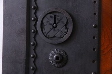 和製アンティーク　漆塗り　縦桟と金具が目を引く蔵戸(引き戸、建具、玄関戸)(R-030456)