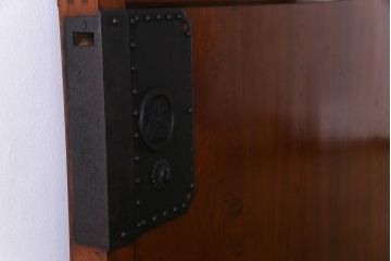 和製アンティーク　漆塗り　縦桟と金具が目を引く蔵戸(引き戸、建具、玄関戸)(R-030456)