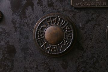 和製アンティーク　総ケヤキ材　重厚かつ上品な佇まいの富山蔵戸(引き戸、建具、玄関戸)