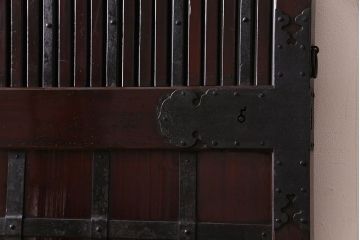 明治期　福井産　重厚な金具と漆塗りが存在感を引き立てる蔵戸(引き戸、建具、玄関戸)