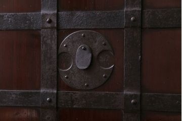 明治期　福井産　重厚な金具と漆塗りが存在感を引き立てる蔵戸(引き戸、建具、玄関戸)