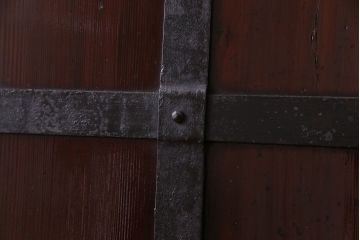 明治期　福井産　重厚な金具と漆塗りが存在感を引き立てる蔵戸(引き戸、建具、玄関戸)