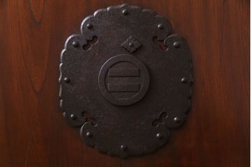 和製アンティーク　総ケヤキ材　重厚な佇まいが魅力の蔵戸(引き戸、建具、玄関戸)