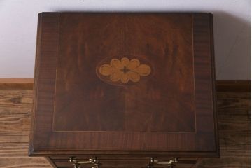 アンティーク家具　イギリスアンティーク　ウォールナット　象嵌入りの上品なサイドチェスト(引き出し)(R-030465)