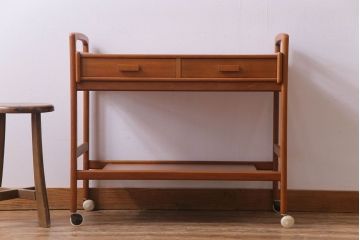 ヴィンテージ家具　北欧ビンテージ　チーク材の色合いが魅力的な引き出し付きトロリーワゴン(キッチンワゴン、サイドテーブル)(R-030466)