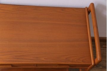 ヴィンテージ家具　北欧ビンテージ　チーク材の色合いが魅力的な引き出し付きトロリーワゴン(キッチンワゴン、サイドテーブル)(R-030466)