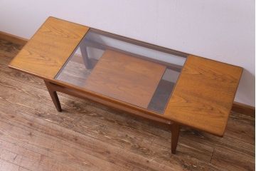 ヴィンテージ家具　北欧ビンテージ　G-PLAN(ジープラン)　ガラストップが格好良いレクタングルテーブル(センターテーブル、ローテーブル)(R-030468)