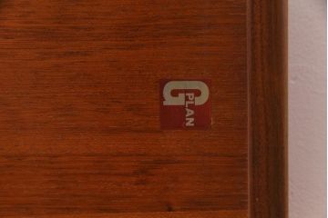 ヴィンテージ家具　北欧ビンテージ　G-PLAN(ジープラン)　ガラストップが格好良いレクタングルテーブル(センターテーブル、ローテーブル)(R-030468)