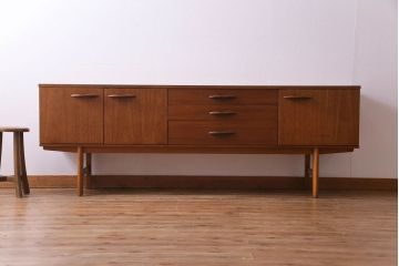 ヴィンテージ家具　北欧ビンテージ　チーク材　シンプルでスタイリッシュなリビングボード(テレビボード、サイドボード)(R-030469)