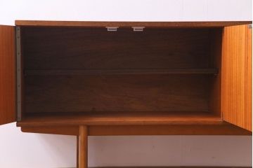 ヴィンテージ家具　北欧ビンテージ　チーク材　シンプルでスタイリッシュなリビングボード(テレビボード、サイドボード)(R-030469)