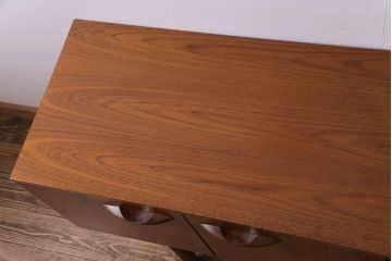 ヴィンテージ家具　北欧ビンテージ　チーク材　シンプルでスタイリッシュなリビングボード(テレビボード、サイドボード)(R-030469)