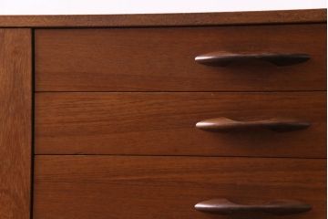 ヴィンテージ家具　北欧ビンテージ　チーク材　シンプルでスタイリッシュなリビングボード(テレビボード、サイドボード)(R-030469)