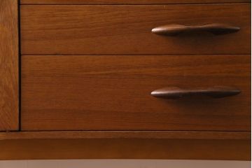 ヴィンテージ家具　北欧ビンテージ　チーク材　シンプルでスタイリッシュなリビングボード(テレビボード、サイドボード)(R-030469)