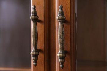 中古美品　横浜ダニエル(daniel)　A-213　大振りの飾り棚(食器棚、カップボード)(定価約120万円)(R-030472)