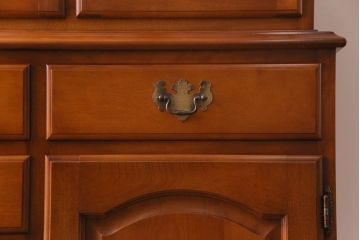 中古美品　横浜ダニエル(daniel)　A-213　大振りの飾り棚(食器棚、カップボード)(定価約120万円)(R-030472)