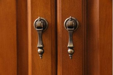 中古美品　横浜ダニエル(daniel)　A-213　大振りの飾り棚(食器棚、カップボード)(定価約120万円)(R-030472)