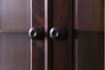 中古美品　希少な廃盤品!!　北海道民芸家具　OM158　上質な三方ガラス飾り棚(陳列棚、食器棚、ガラスケース)(2)(R-030473)