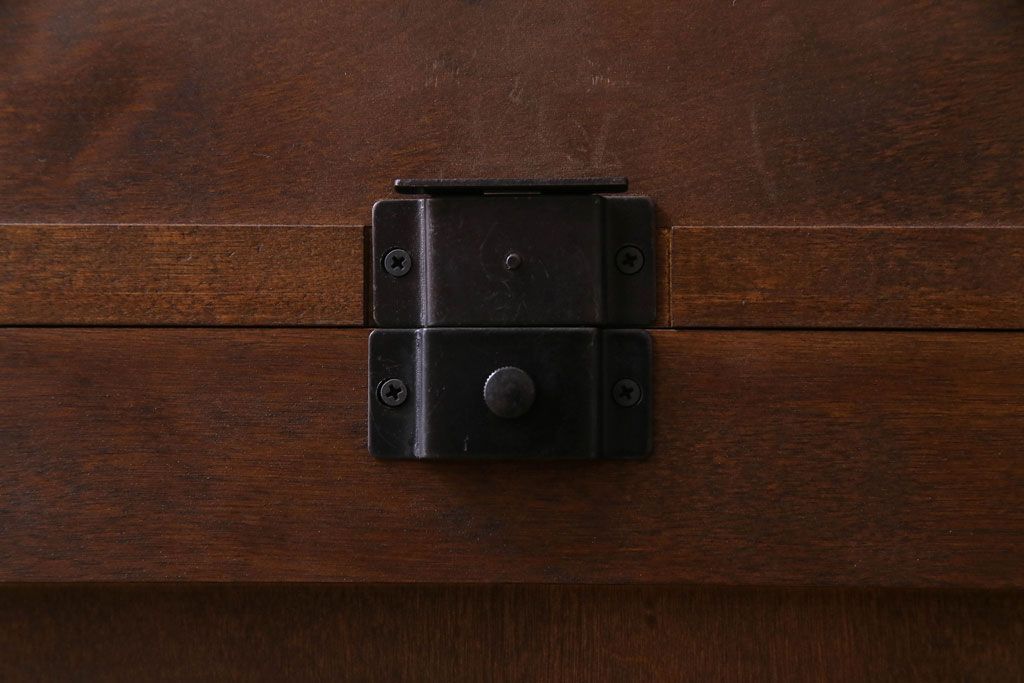 中古美品　希少な廃盤品!!　北海道民芸家具　OM158　上質な三方ガラス飾り棚(陳列棚、食器棚、ガラスケース)(2)(R-030473)