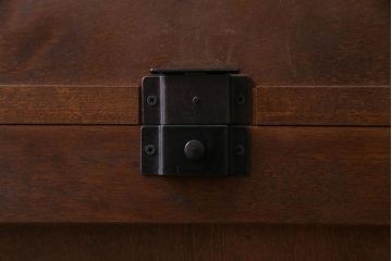 中古美品　希少な廃盤品!!　北海道民芸家具　OM158　上質な三方ガラス飾り棚(陳列棚、食器棚、ガラスケース)(2)(R-030473)