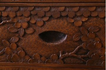 中古美品　伝統工芸軽井沢彫り　意匠が凝らされたチェスト(箪笥、タンス)
