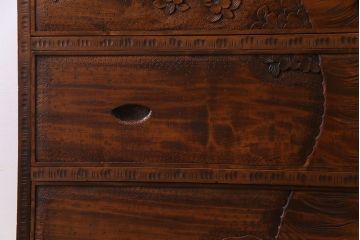 中古美品　伝統工芸軽井沢彫り　意匠が凝らされたチェスト(箪笥、タンス)