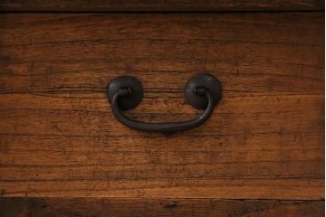 アンティーク家具　和製アンティーク　総桐材　隠し付き　鋲と金具が立派な関東重ね衣装箪笥(時代箪笥、和タンス、桐箪笥、桐たんす)