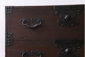 アンティーク家具　和製アンティーク　総桐材　隠し付き　鋲と金具が立派な関東重ね衣装箪笥(時代箪笥、和タンス、桐箪笥、桐たんす)