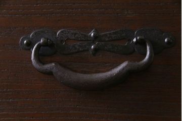 アンティーク家具　和製アンティーク　総桐材　隠し付き　鋲と金具が立派な関東重ね衣装箪笥(時代箪笥、和タンス、桐箪笥、桐たんす)