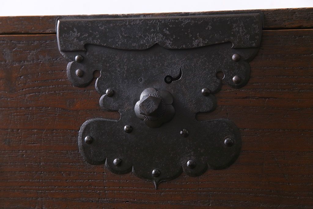 アンティーク家具　和製アンティーク　総桐材　隠し付き　鋲と金具が立派な関東重ね衣装箪笥(時代箪笥、和タンス、桐箪笥、桐たんす)