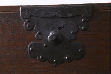 アンティーク家具　和製アンティーク　総桐材　隠し付き　鋲と金具が立派な関東重ね衣装箪笥(時代箪笥、和タンス、桐箪笥、桐たんす)