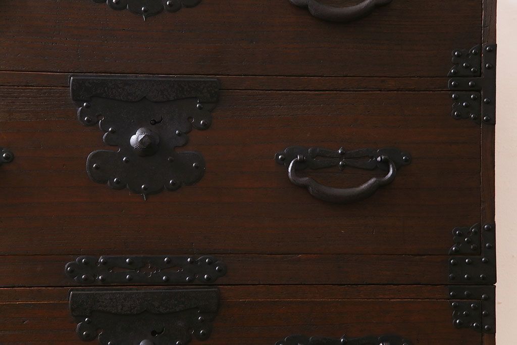 アンティーク家具　和製アンティーク　総桐材　隠し付き　鋲と金具が立派な関東重ね衣装箪笥(時代箪笥、和タンス、桐箪笥、桐たんす)