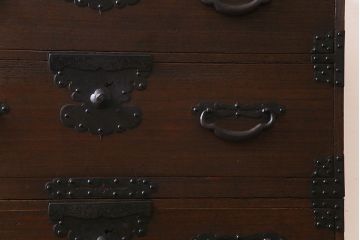 アンティーク家具　和製アンティーク　総桐材　隠し付き　鋲と金具が立派な関東重ね衣装箪笥(時代箪笥、和タンス、桐箪笥、桐たんす)