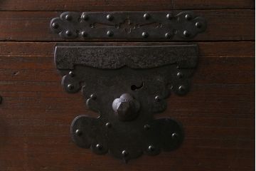 アンティーク家具　和製アンティーク　総桐材　隠し付き　鋲と金具が立派な関東重ね衣装箪笥(時代箪笥、和タンス、桐箪笥、桐たんす)