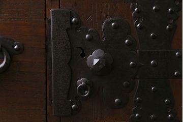 アンティーク家具　和製アンティーク　総桐材　隠し付き　鋲と金具が立派な関東重ね衣装箪笥(時代箪笥、和タンス、桐箪笥、桐たんす)