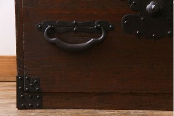 アンティーク家具　和製アンティーク　総桐材　隠し付き　鋲と金具が立派な関東重ね衣装箪笥(時代箪笥、和タンス、桐箪笥、桐たんす)