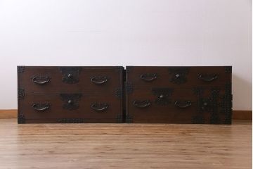 アンティーク家具　和製アンティーク　総桐材　隠し付き　鋲と金具が立派な関東重ね衣装箪笥(時代箪笥、和タンス、桐箪笥、桐たんす)