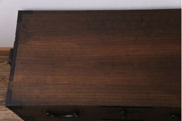 アンティーク家具　和製アンティーク　総桐材　隠し付き　鋲と金具が立派な関東重ね衣装箪笥(時代箪笥、和タンス、桐箪笥、桐たんす)