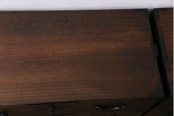 アンティーク家具　和製アンティーク　総桐材　隠し付き　鋲と金具が立派な関東重ね衣装箪笥(時代箪笥、和タンス、桐箪笥、桐たんす)