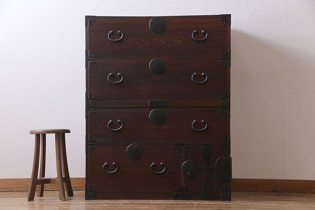 アンティーク家具　和製アンティーク　ヒノキ材　時を経た味わいが魅力の重ね箪笥(衣装箪笥、引き出し)