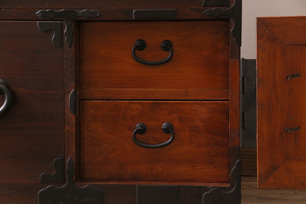 アンティーク家具　和製アンティーク　ヒノキ材　時を経た味わいが魅力の重ね箪笥(衣装箪笥、引き出し)