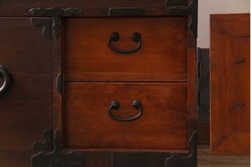 アンティーク家具　和製アンティーク　ヒノキ材　時を経た味わいが魅力の重ね箪笥(衣装箪笥、引き出し)