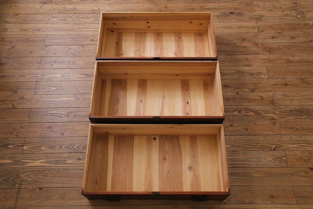 アンティーク家具　和製アンティーク　ヒノキ材　時を経た味わいが魅力の重ね箪笥(衣装箪笥、引き出し)