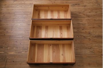 アンティーク家具　和製アンティーク　ヒノキ材　時を経た味わいが魅力の重ね箪笥(衣装箪笥、引き出し)