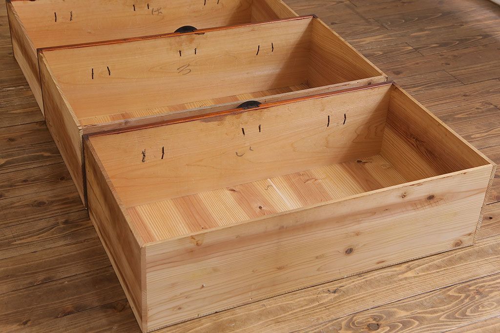 アンティーク家具　和製アンティーク　ヒノキ材　時を経た味わいが魅力の重ね箪笥(衣装箪笥、引き出し)