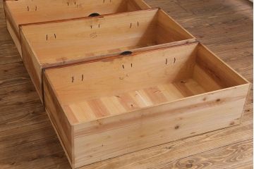 アンティーク家具　和製アンティーク　ヒノキ材　時を経た味わいが魅力の重ね箪笥(衣装箪笥、引き出し)