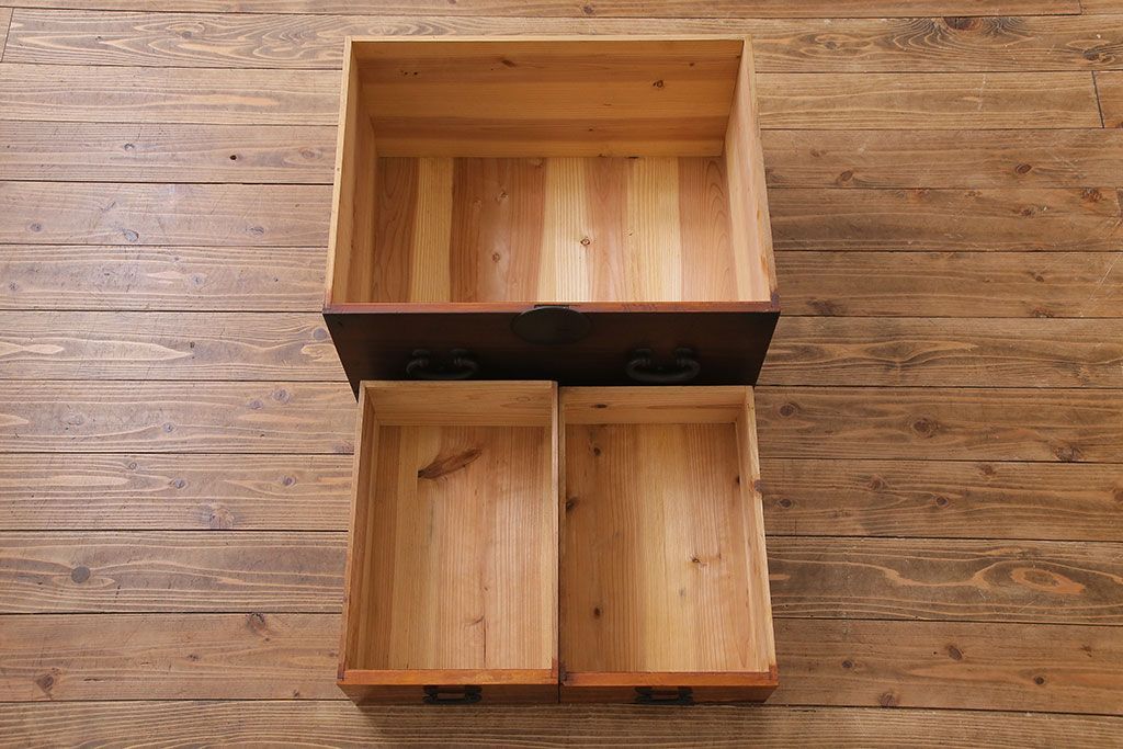 アンティーク家具　和製アンティーク　ヒノキ材　時を経た味わいが魅力の重ね箪笥(衣装箪笥、引き出し)